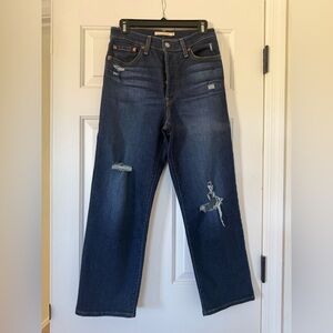 Like new! Levi’s Ribcage straight ankle in dark denim!
